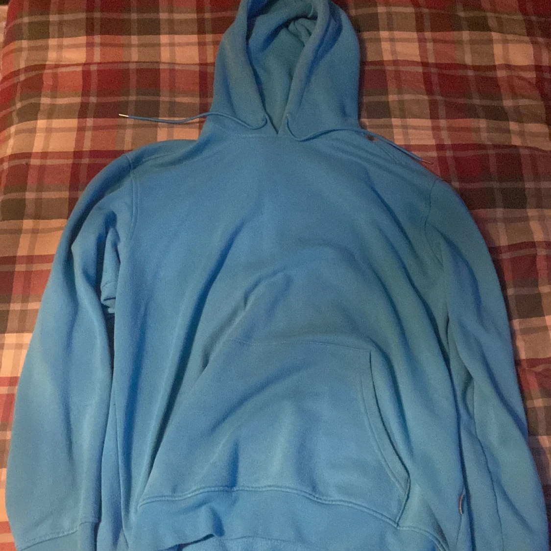 Väldigt blå hoodie