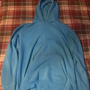 En väldigt blå hoodie