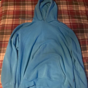 Väldigt blå hoodie - En väldigt blå hoodie