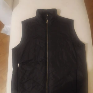 J LINDBERG sommar väst  - Fint använt skick. Perfekt till sommar kvällen 