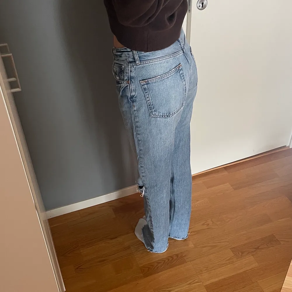 Säljer dessa populära jeans från Zara! Perfekt längd för mig som är 172! Skulle även passa längre beroende på hur man har jeansen. . Jeans & Byxor.