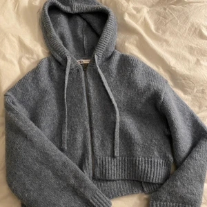 Stickad kofta med luva - Stickad kofta med luva från zara bara använd 1 gång köpt för 399kr på zara. Finns ej kvar i deras sortiment längre. Skicka privat för bilder när jag har den på. Lite oversized men ändå lite croppad!! Frakt 66kr tillkommer💖