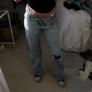 Raka blåa jeans - säljer dessa raka blåa jeans. Dem är rejält använda men är i normalt skick!❤️