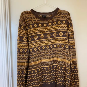 Tröja mönster  - Snygg tunn  tjocktröja med ett najs mönster. Köpte den second hand men i mycket gott skick. Storlek L men passar mig som har medium/small.