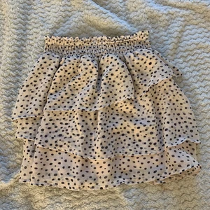 Volangkjol!🤩 - Jätte gullig volangkjol från H&m. Säljer pga att den inte används lika mycket längre. I storlek 134-140 men skulle säga xxs - xs🫶🤩