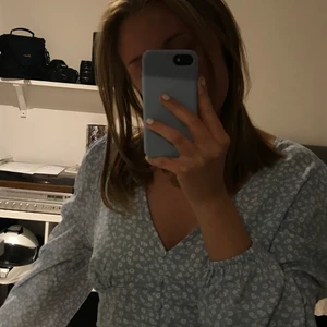 Blus/topp - Superfin och somrig ljusblå blus/topp från Monki. Köpt för en månad sen men knappt använd då den var för stor. Nypris 270kr