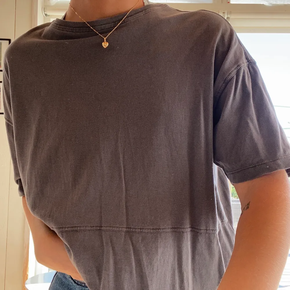 En cool grå t-shirt från Vailent i strl S men funkar även som M. Har använt den väl men är i jättefint skick. Köparen står för frakt!. T-shirts.