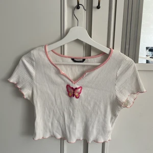 Topp - Söt topp från shein med fjäril, strl M men mer som en S😊 fint skick. 49kr inkl spårbar frakt 