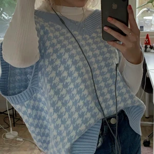 Ljusblå väst - Ljusblå väst med mönster