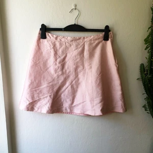 Ljusrosa silkeskjol - Kort ljusrosa kjol i 100% Silke  Nypris cirka 500