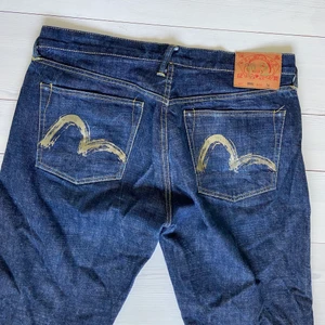 Evisu jeans  - Evisu jeans, äkta. Lite slitna längst ned på benet men annars i bra skick. Midja 36 längd 34. Sitter baggy 