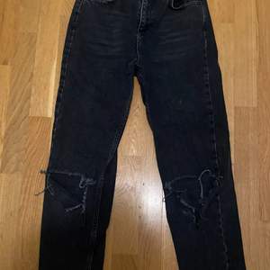 Svarta mom jeans från Urban outfitters som köptes ett par år tillbaka. De är lite slitna då de har använts väl men inget som egentligen märks. 