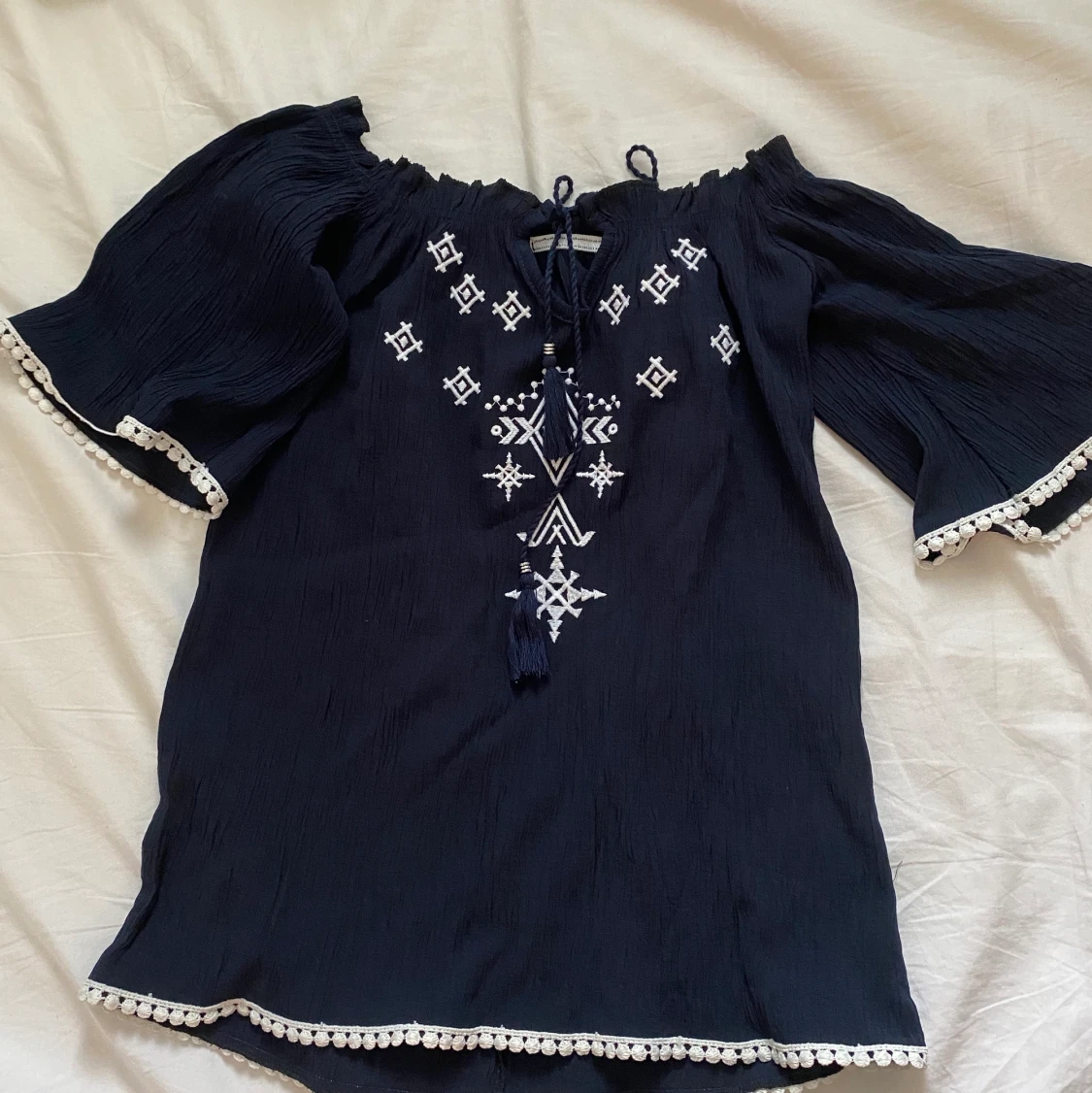 Mörkblå blus med vita broderier  - 91