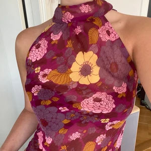 Halterneck linne st 34 - Jättefint skick, passar perfekt på sommaren  Snören finns i nacken man spänner själv🫶🏻 Blusaktigt material! 