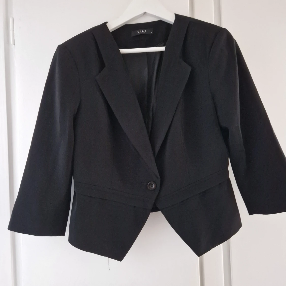 Svart kort figursydd kavaj