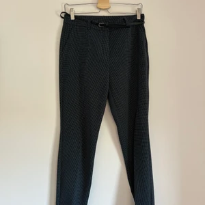 Prickiga kostymbyxor  - Använda några gånger, bra tillstånd men skärpet har lite veck, kan med fördel bytas, mörkblå med vita prickar. 