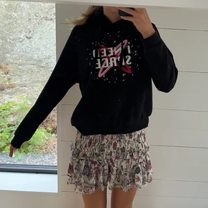 Hoodie - Säljer denna coola hoodie!! Den sitter lite oversized! Kan gå ner i pris vid snabb affär. Fint skick❤️‍🔥
