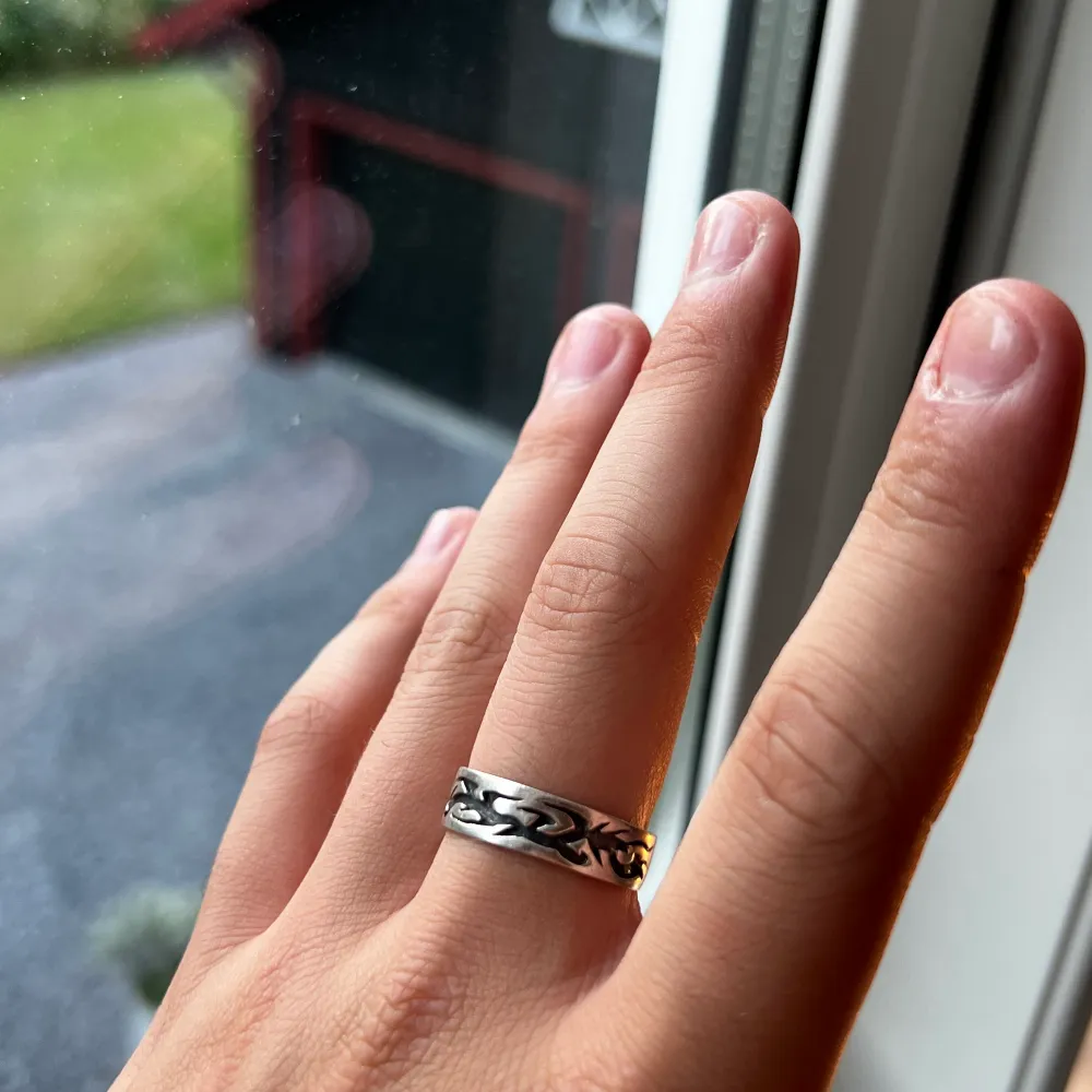 En äkta sliver ring från guldfynd, fint skick, nypris ca 250, priset kan alltid diskuteras, hör av dig för fler frågor!👍. Asusteet.