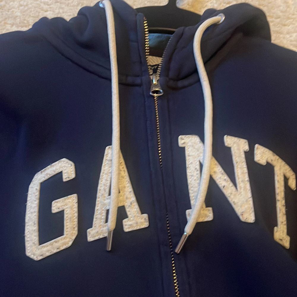 Snygg zip hoodie från Gant i sparsamt skick. Lite nopprig på Gant trycket men inget som märks av. . Tröjor & Koftor.