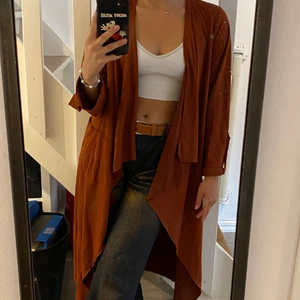 Bronsfärgad kofta - Säljer denna väldigt sköna bronsfärgade kofta. På bilderna ser ni lite olika styling som går att göra med den.  Säljer även den vita toppen i förgående annons. 😊 Läs bio