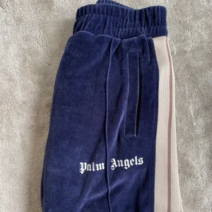 Palm Angels Chenille Track Pant - Säljer mina PA chenille track pants i storlek S då dem är för små för mig  Slutsålda överallt och cond 9/10  Pris går att diskuteras och köpare står för frakt