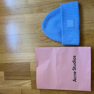 Acne Studios mössa ljusblå strl.  onesize - En mössa från Acne Studios i ljusblå färg. Strl. Onesize. Oanvänd, original påse kommer med. Köparen står för frakten. 