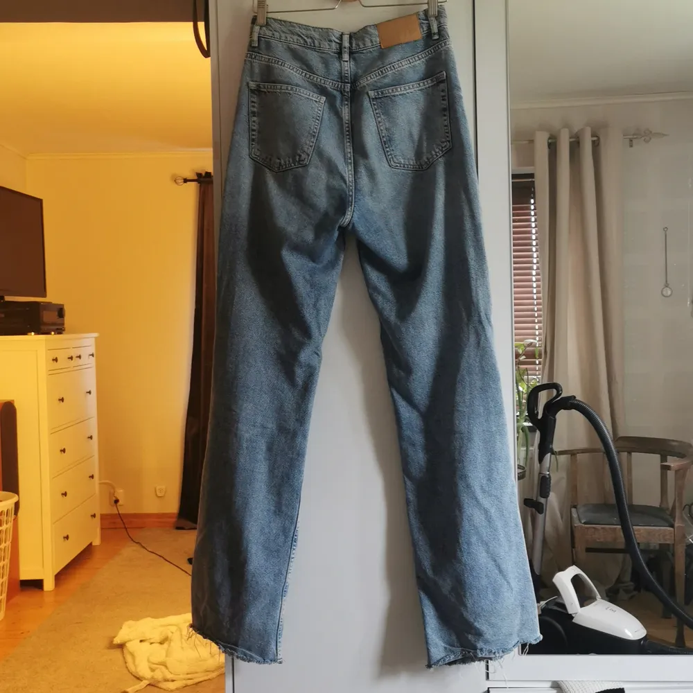 Dessa jeansen är i väldigt bra skick även fast de är använda ganska många gånger. Hör av dig om du är intresserad eller har några frågor. . Jeans & Byxor.