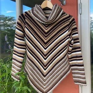 Stickad polo - Super snygg med polokrage, mjuk, från humana! Säljer matchande kjol också 