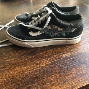 Vans skor  - Säljer nu ett par fina,blommiga vans skor.säljer pga försmå. Hör av er vid intresse. kan sänka priset vid snabb affär.