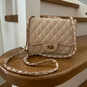 Ur & Penn väska - Superfin beige väska med guldiga detaljer och justerbart band från Ur & Penn. Färgen har släppt lite på spännet, men det syns knappt.💕