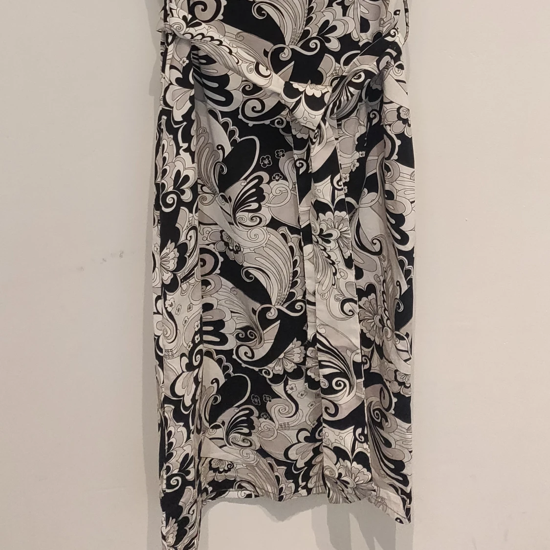 Jättefin klänning i 60-talsstil i snyggt svartvitt mönster. - 90