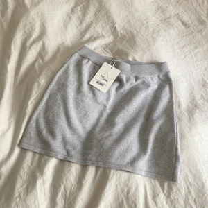 Djer Avenue kjol - Djerf Avenue kjol i stl S😍😍😍 aldrig använd, lapp sitter kvar. Köpt för 978 kr inklusive frakt