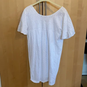 Ny klänning  - Helt oanvänd klänning. Små volanger vid armarna samt lätt V-ringad bak.