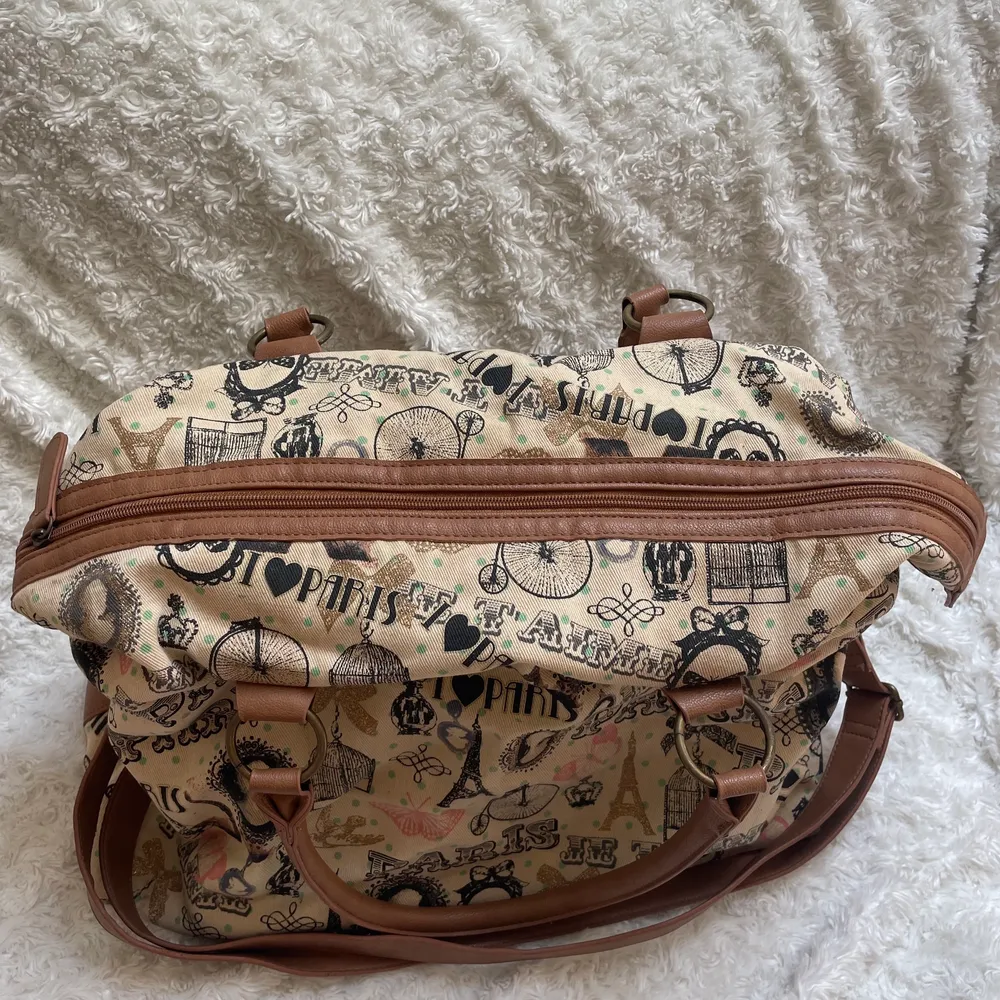 Säljer nu min weekendbag köpt på Accessorize. Väskan är sparsamt använd och säljs då den inte kommer till användning tyvärr. Mått är ca 55 cm bredd och ca 20 cm i längd/hög. Väskor.