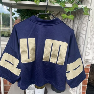 Puma - Stl S men känns mer som M. 2 småsmå hål på framsidan, dock syns de knappt, se bild 3.