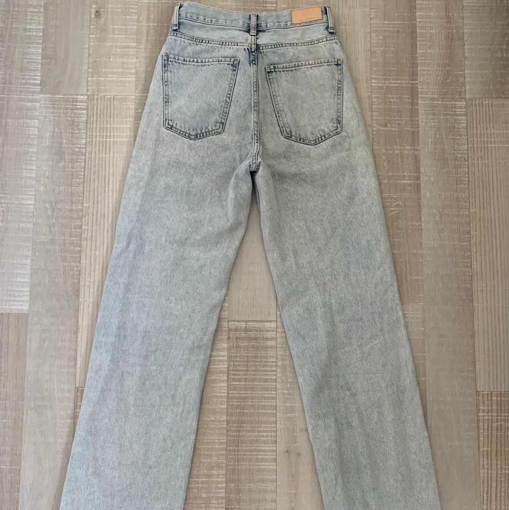 Ljusblå jeans från mango i modellen kaia, i storlek 34. Långa i modellen. Straight leg. Bra skick.. Jeans & Byxor.