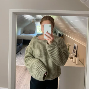 Stickad tröja  - Fin brun/beige/grön stickad tröja från nakd. I använt men fint skick. Storlek xs men passar även större 🤍 100kr + frakt 
