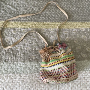 Liten sommar väska - En liten och gullig väska som är perfekt till sommaren. Använd kanske 2 gånger och är i väldigt fin skick🌺❤️