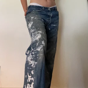 Levi’s 501 jeans  - Pappas gamla Levi’s 501 med vit färg. Köpta i usa någon gång under 90 talet.   Storlek: W36 L34 . Sitter oversize på mig, har vanligtvis 38 (EU). Skriv för fler bilder eller så🧸