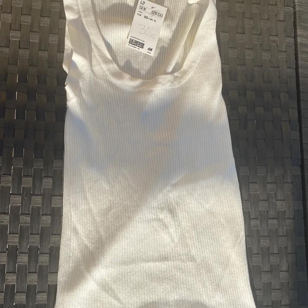 Superfint vitt U-ringat linne från hm i storlek xs! Helt nytt med lappen kvar! köpt för 129 säljer endast för 20kr +frakt! Köparen står för frakt:). Toppar.