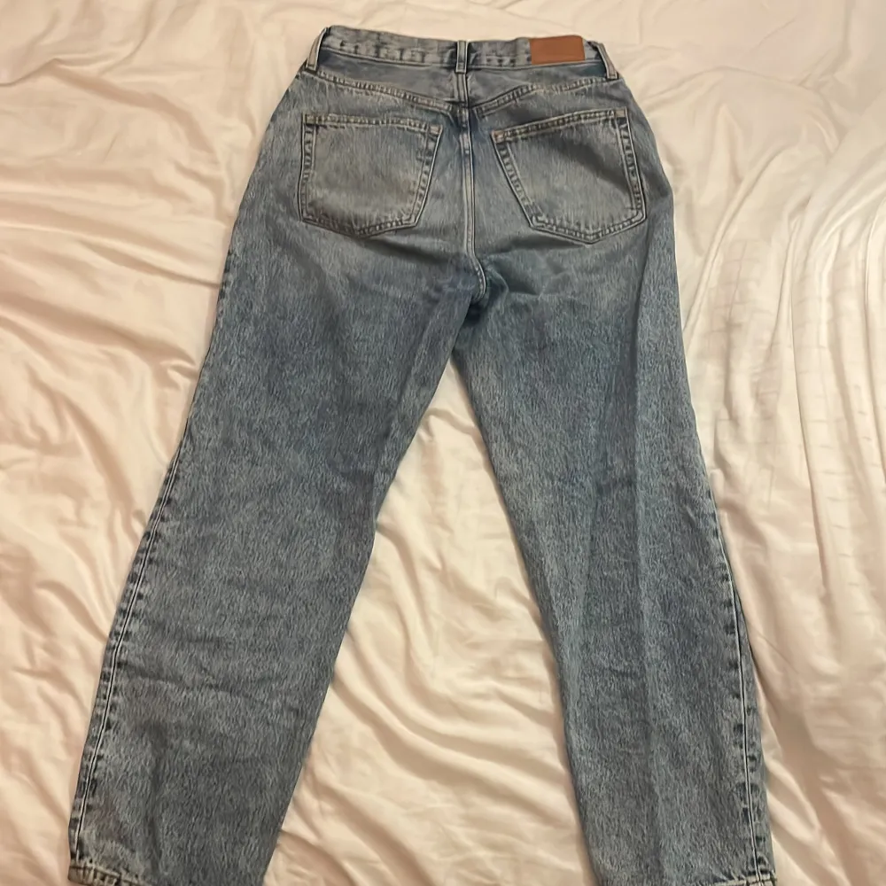 Snygga oversized byxor från Gina tricot. Gott skick, säljs pga växt ur dem. Säg till om jag ska skicka bilder med den på, kan mötas upp i Stockholm och ger paketpris om du köper mer 🌸. Jeans & Byxor.