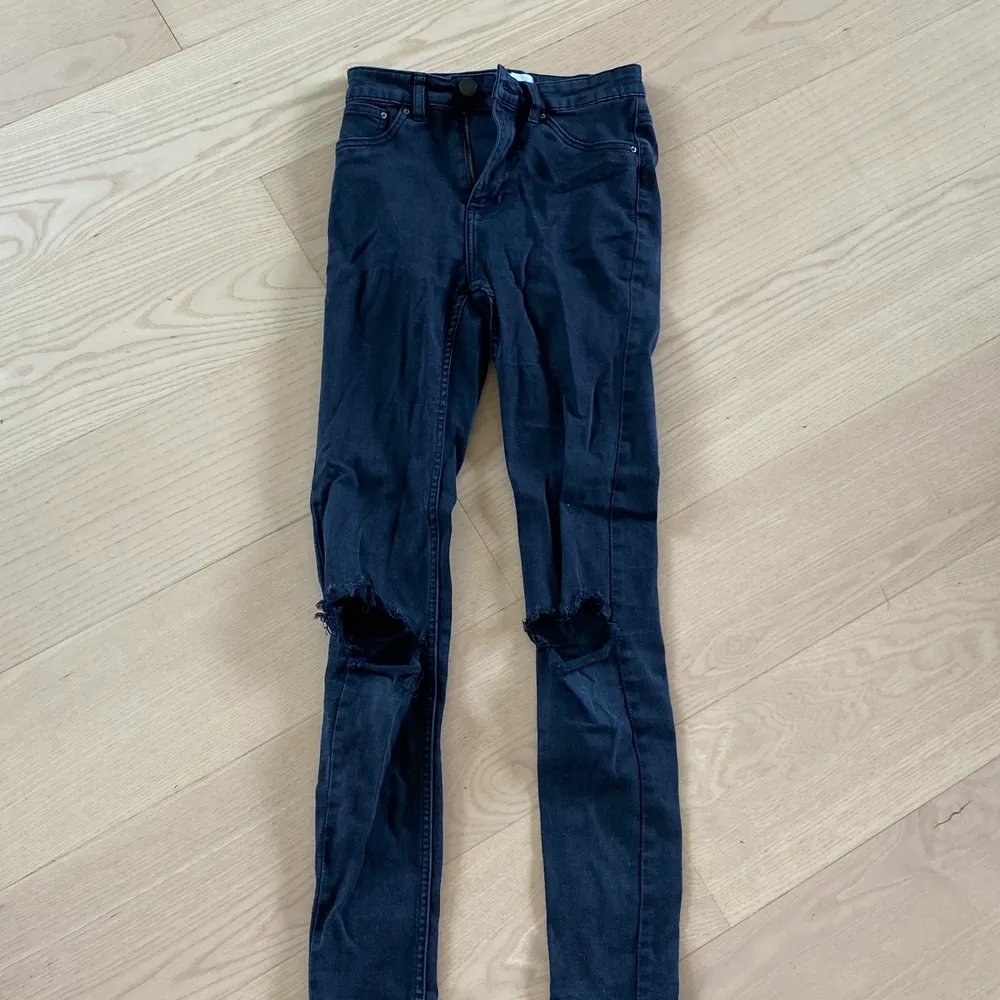 Svarta skinnyjeans från Lager 157 med hål på knäna. Något urtvättade men sitter som en smäck! För små för mig som är en storlek m.. Jeans & Byxor.