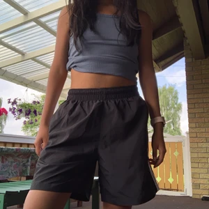 Adidas shorts - Unisex storlek S, går att justera midjan, använd en gång köpt för 380 kr