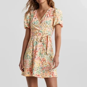 Sommarklänning - Blommig omlottklänning från Gina Tricot i storlek XS. Använd 1 gång. 