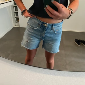 Shorts - Säljer dessa ur snygga shorts från zara som är väldigt populära!! Shortsen är i mycket bra skick💙💙 250+frakt