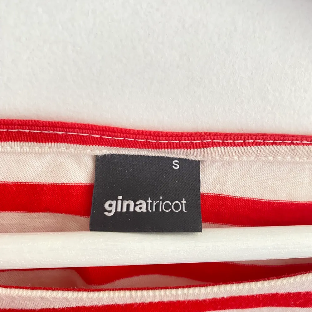 Superpopulär rödrandig tröja från GinaTricot. Tröjan är i ett tunnt, skönt material som passar perfekt på lite kallare sommardagar. Den är använd ett fåtal gånger men har inga tydliga tecken på slitage. Extra detalj på ärmarna. Skriv för fler bilder!. Tröjor & Koftor.