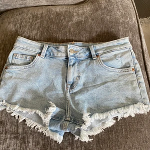 Lågmidjade shorts  - Säljer dessa lågmidjade shorts som jag använt 2 gånger för 140 kr. De är i storlek 36. Obs köparen står för frakt💕 buda tryck inte på köp nu 