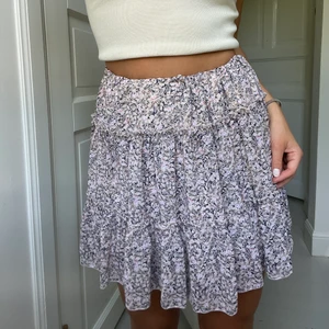 Sommarkjol  - Söt klänning som jag sytt om till kjol. Köpt i södra Frankrike. Mönstret och färgen ser ut som på första bilden. Frakt tillkommer och betalning sker via swish ☺️