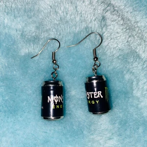 Örhängen  - Säljer 2 par egengjorda örhängen, ena med redbull och andra monster. Ett par för 15kr eller båda för 25kr.   Köparen står för frakten (12kr)