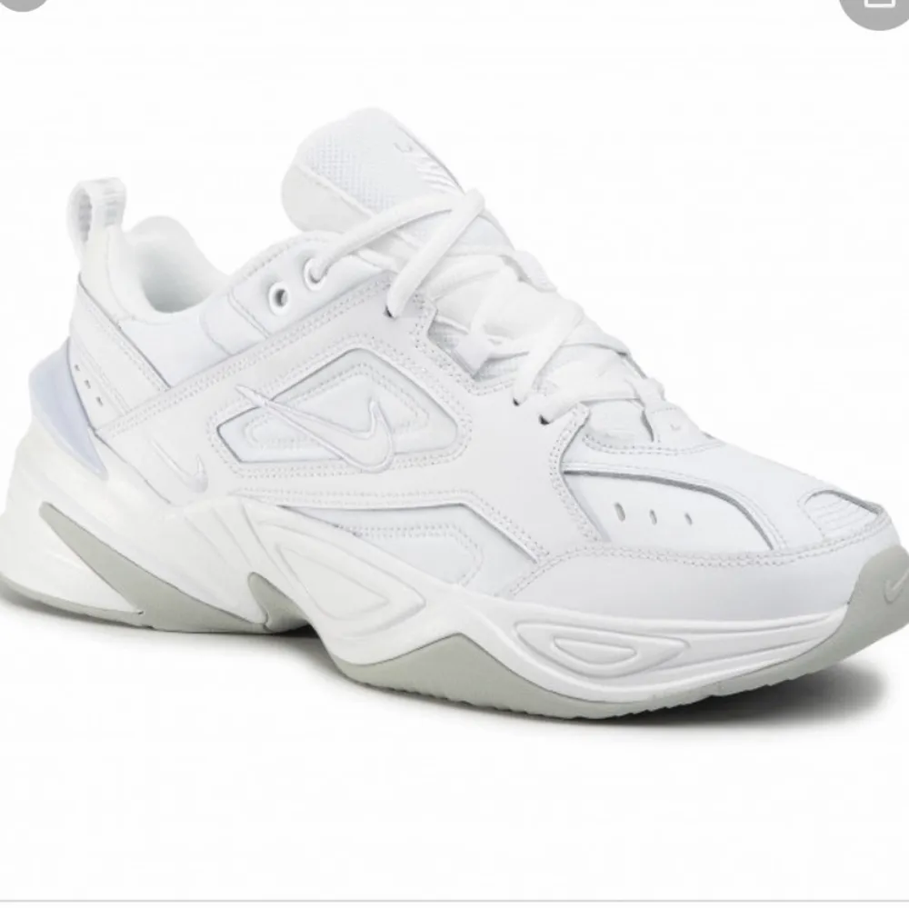 Super fina vita sneakers från Nike i modellen M2K Tekno. Köpta i höstas men sällan använda då i princip nyskick. Frakt stämmer inte överens. Självklart nytvättade innan de postas.. Skor.